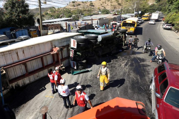 Fatal accidente entre rastra y varios vehículos deja al menos dos muertos